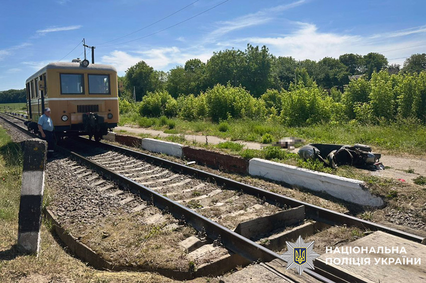 На Хмельниччини на залізниці внаслідок зіткнення мопеда з дрезиною загинув 12-річний хлопчик 