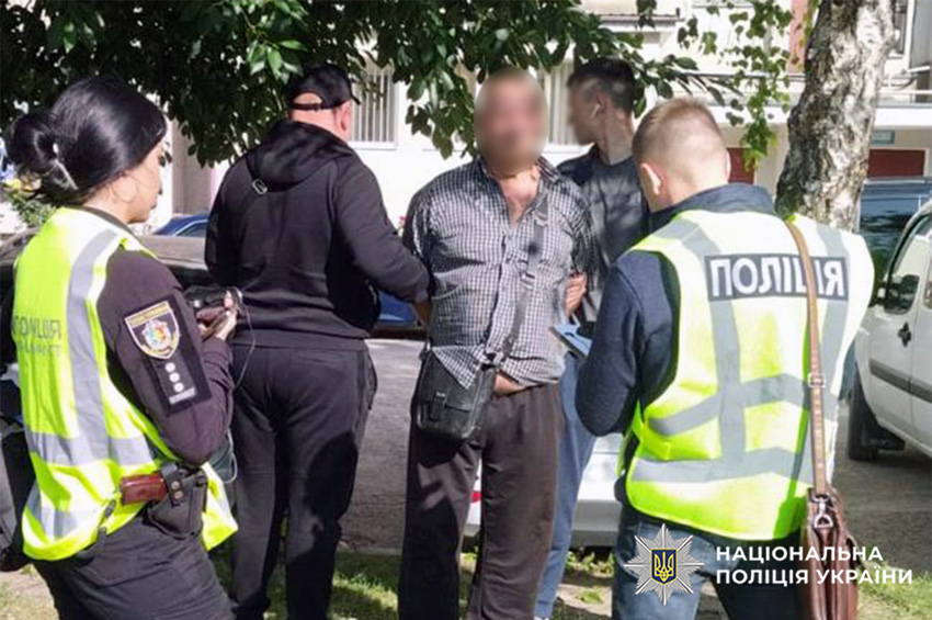 У Кам’янці-Подільському затримали чоловіка, який торгував зброєю та вибухівкою