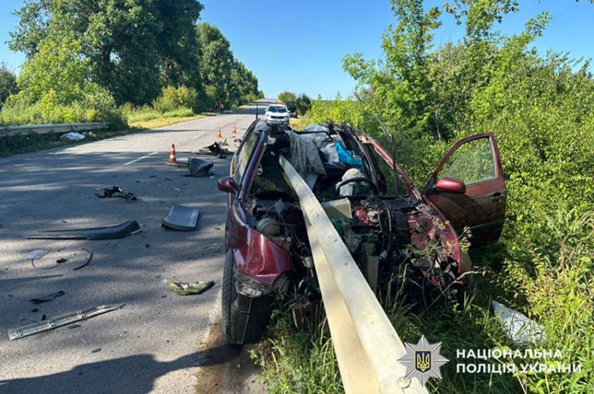 В Сатанівській громаді авто влетіло в металевий відбійник