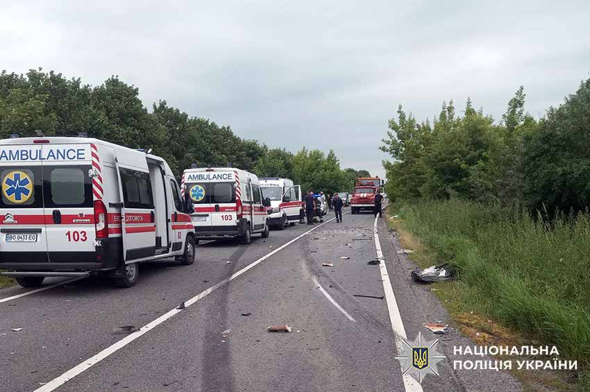 Біля Ямполя в ДТП загинули водій і 11-річний пасажир легковика