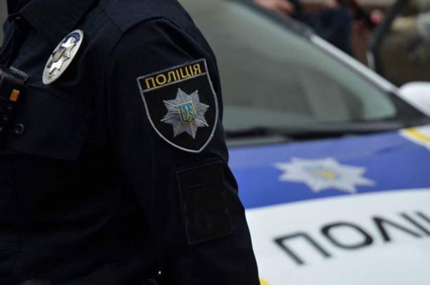 На Хмельниччині інспектор патрульної поліції привласнював сплачені водіями штрафи та зливав службову інформацію