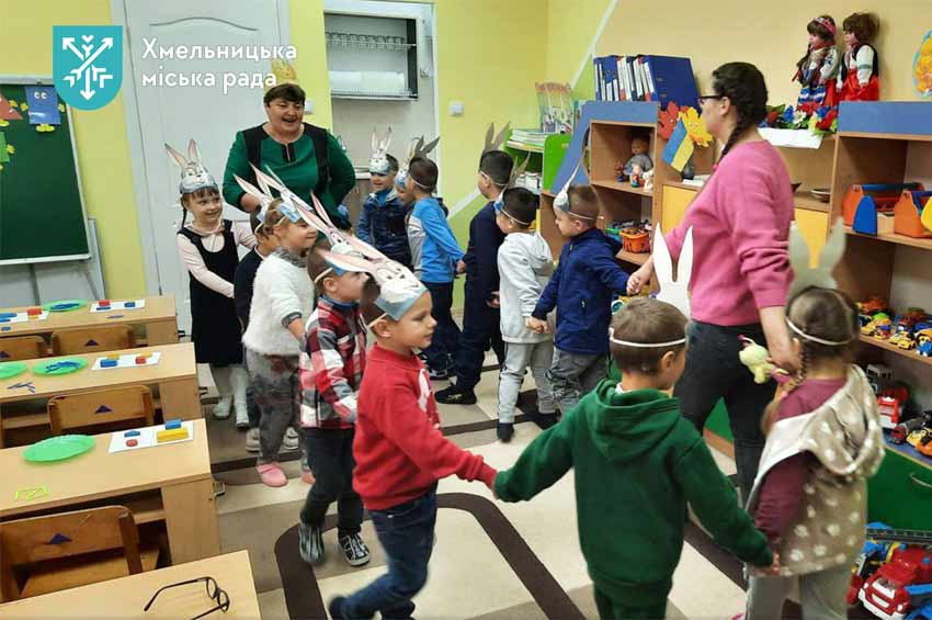 В Хмельницькій громаді впроваджують нові доплати для освітян. Хто і скільки отримуватиме?