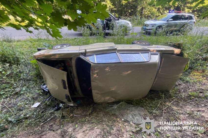 На Хмельниччині нетверезий водій перекинув авто з підлітками: двоє дівчат у лікарні