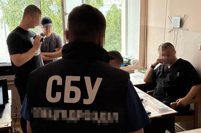 За 6 тисяч доларів — фіктивна інвалідність: у Хмельницькому викрили лікаря-травматолога