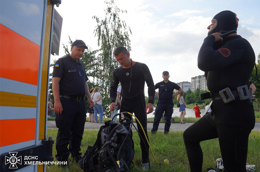У Хмельницькому рятувальники дістали з водойми тіло чоловіка