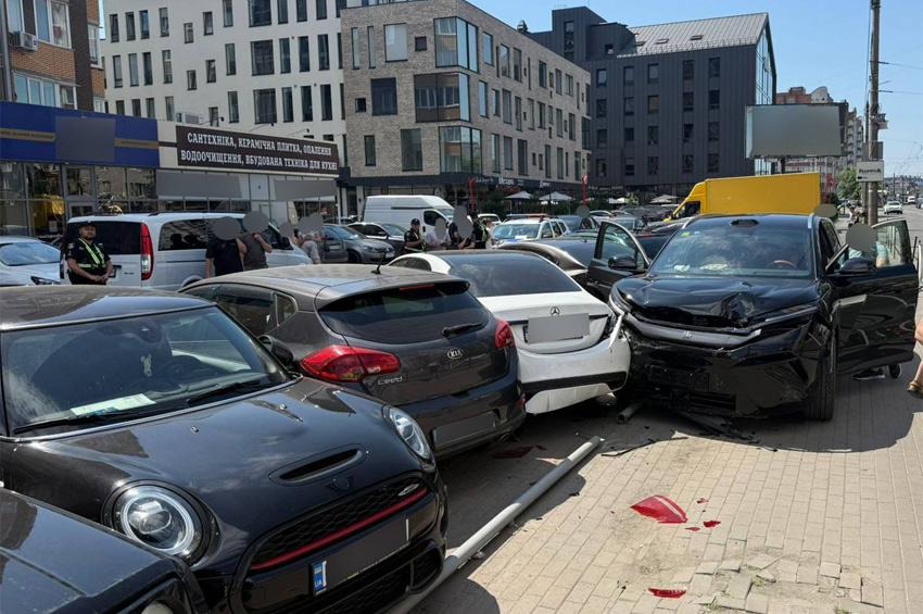 Неуважність за кермом: у Хмельницькому водійка протаранила огорожу та п’ять припаркованих авто