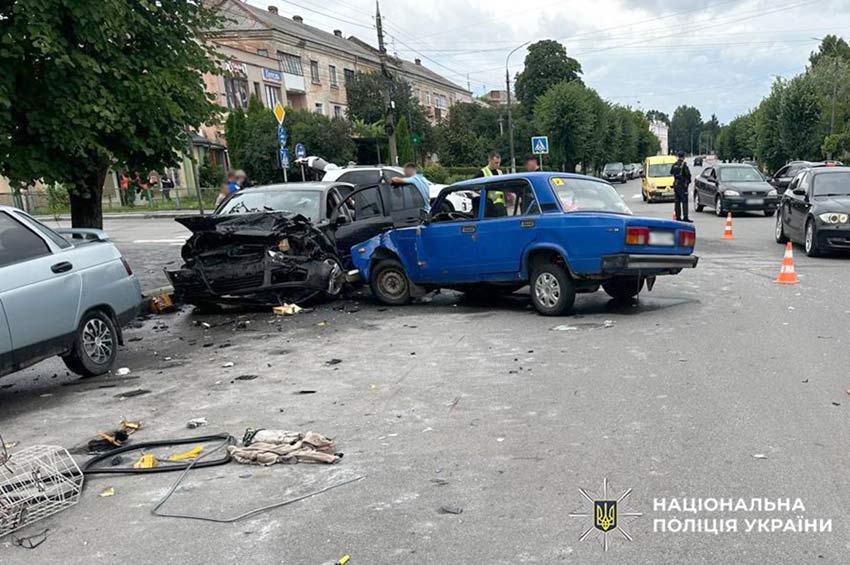 У Шепетівці 73-річний пенсіонер допустив ДТП з трьома авто і травмувався сам