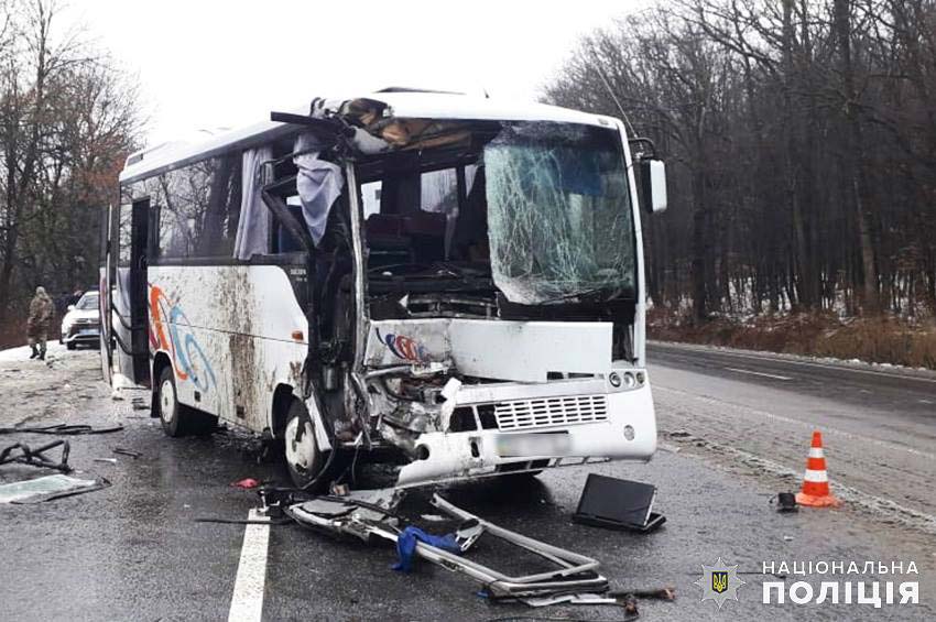 Автобус зіткнувся з вантажівкою поблизу Хмельницького