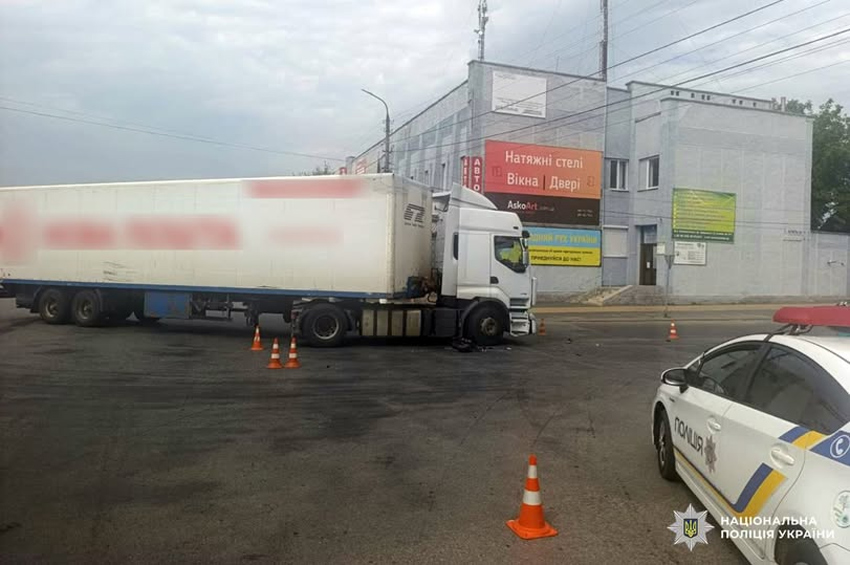 ДТП у Старокостянтинові між вантажівкою та електросамокатом: підлітка госпіталізували