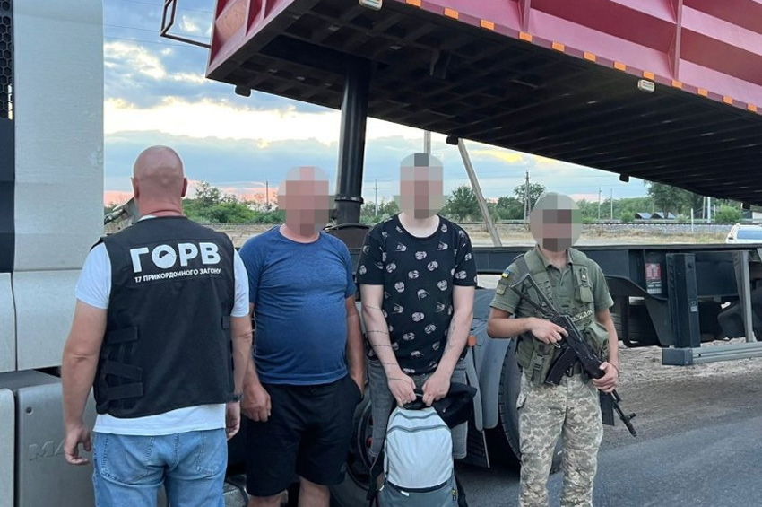 Викрили справжній трюк: мешканець Хмельниччини намагався втекти в Румунію у схованці вантажівки 