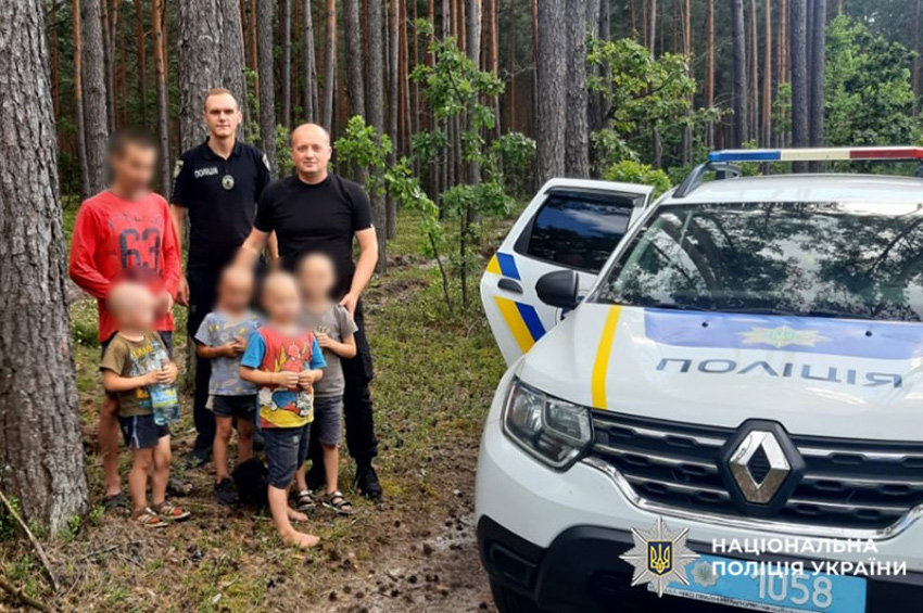 На Славутчині розшукали батька і чотирьох дітей, які заблукали в лісі