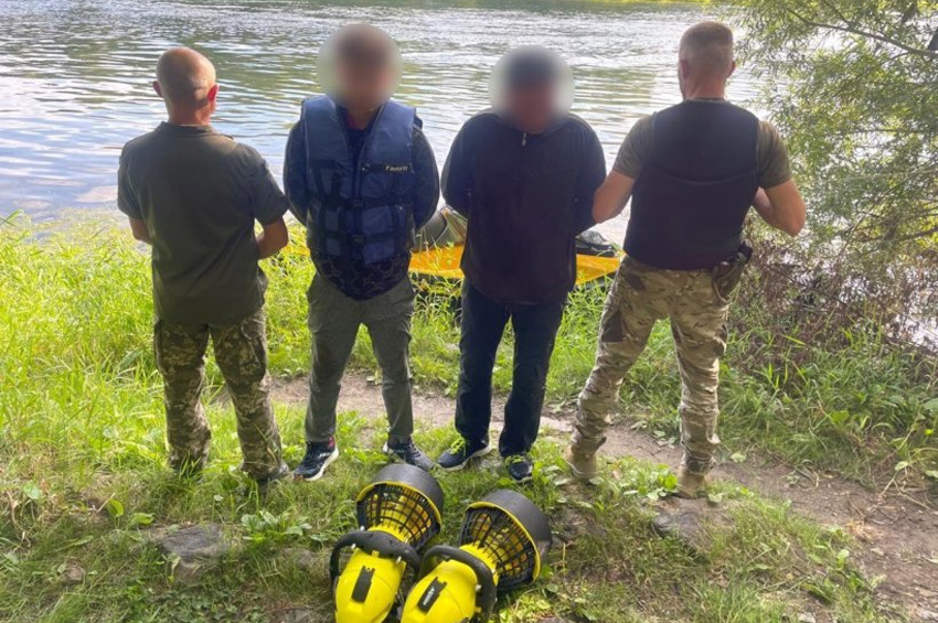 Житель Хмельниччини намагався дістатися Молдови вплав - на підводному скутері
