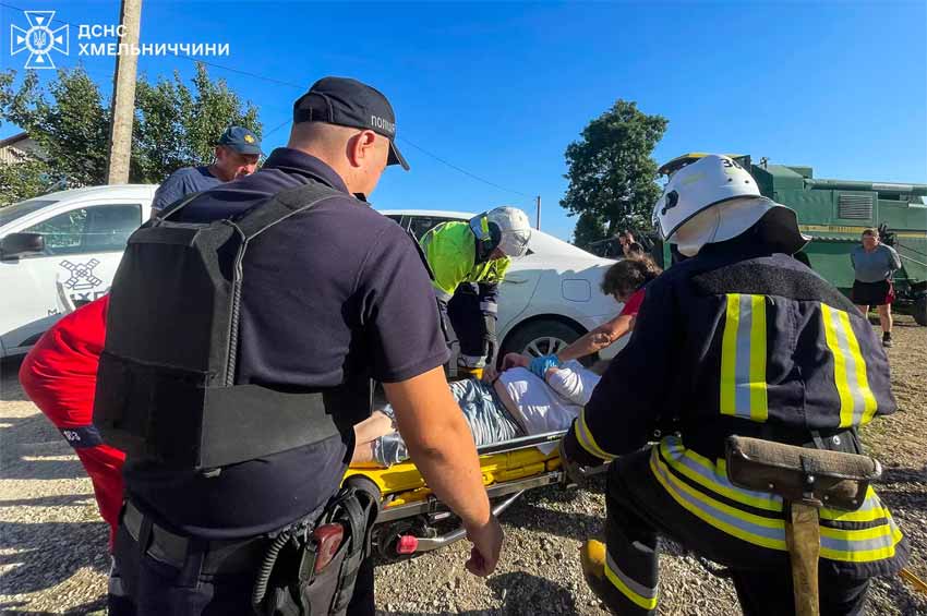 ДТП на Хмельниччині: рятувальники деблокували водія та передали медикам