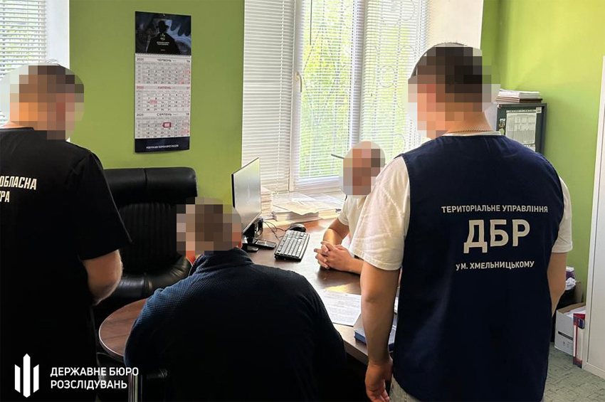 Правоохоронець з Хмельницького побив затриманого, що перебував у кайданках