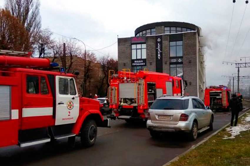 В обласному центрі спалахнув торгівельний центр