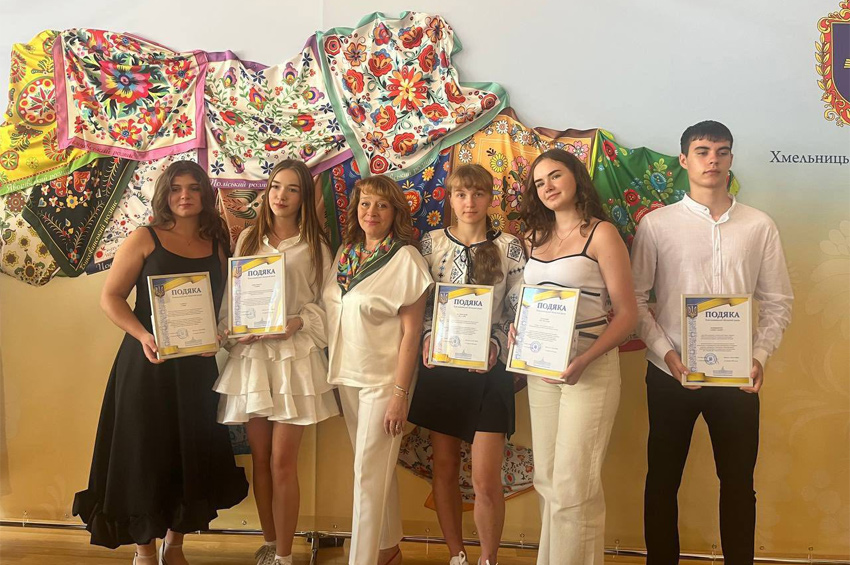 У Хмельницькому встановили рекорд України: 150 учасників створили мапу країни з розписаних хусток