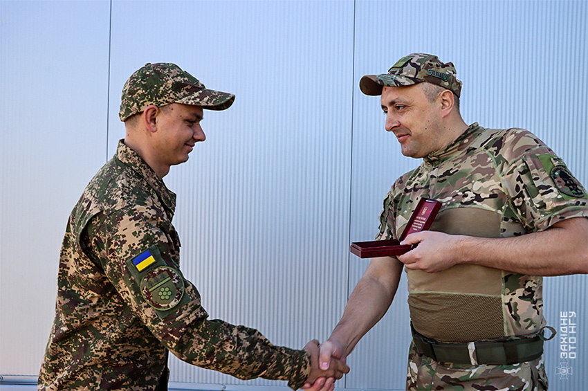 Вистояв у Гостомелі, пройшов полон і повернувся в стрій: нетішинський гвардієць отримав заслужену нагороду