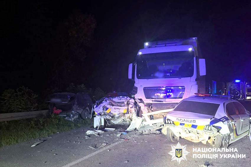На Хмельниччині вантажівка в’їхала в поліцейські авто