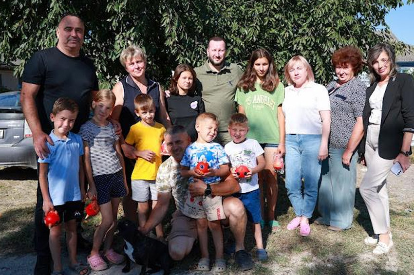 Начальник ОВА зустрівся з родиною з Дніпропетровщини, яка виховує сімох дітей у Маківській громаді