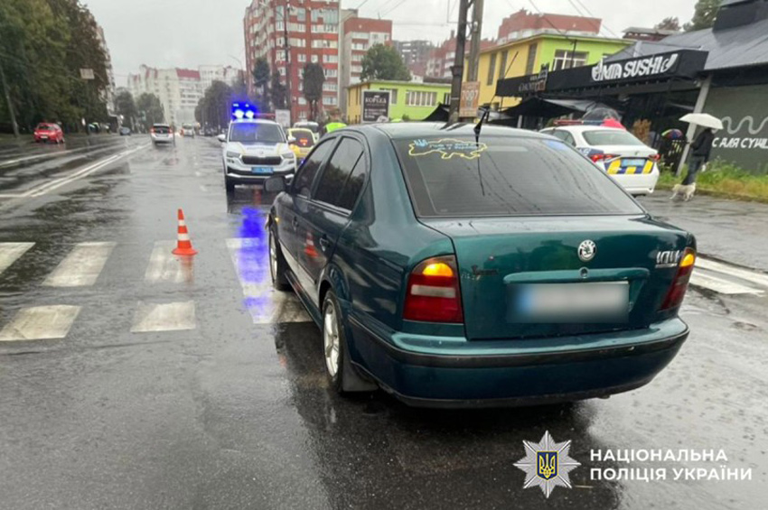 У Хмельницькому на «зебрі» автівка наїхала на пішохода 