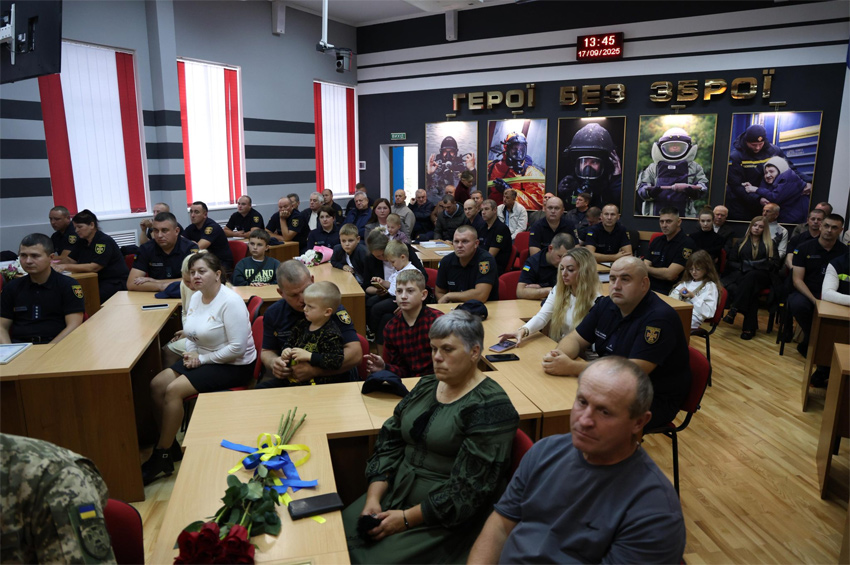Нагороди, житло для надзвичайників і пам’ять про загиблих героїв: на Хмельниччині відзначили День рятівника