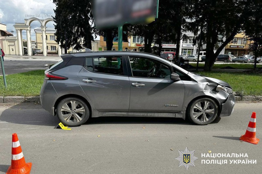 У Кам’янці-Подільському водій «Nissan Leaf» збив літню жінку