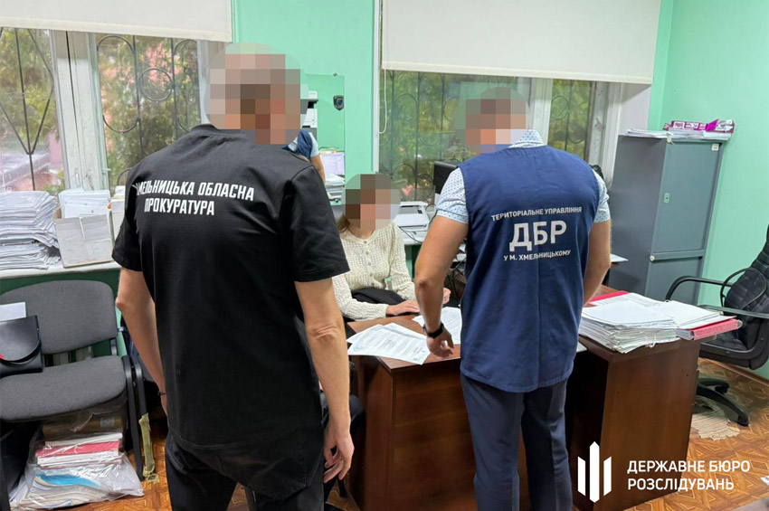 Правоохоронниці з Хмельниччини повідомлено про підозру за незаконне втручання в роботу баз даних