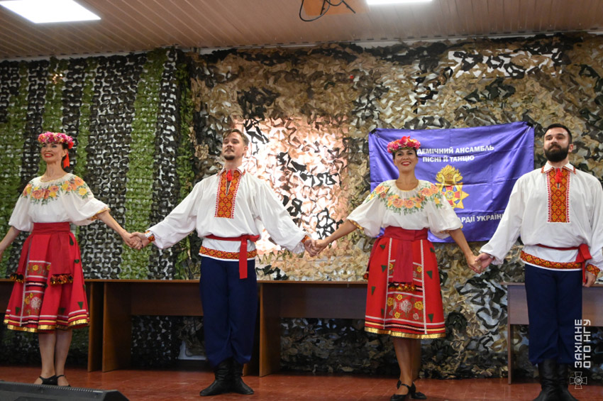 Пісня, що лікує серце: до хмельницьких гвардійців завітав ансамбль Національної гвардії України