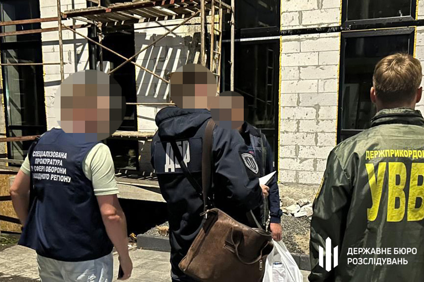 На Хмельниччині ДБР викрило прикордонників на вимаганні 5,5 тис. доларів за переведення військового в тил