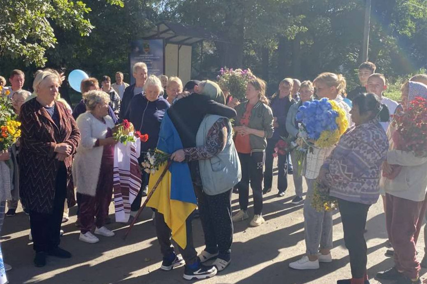 В Новоушицькій громаді з хлібом і сіллю зустріли захисника Павла Демчука, який повернувся з полону