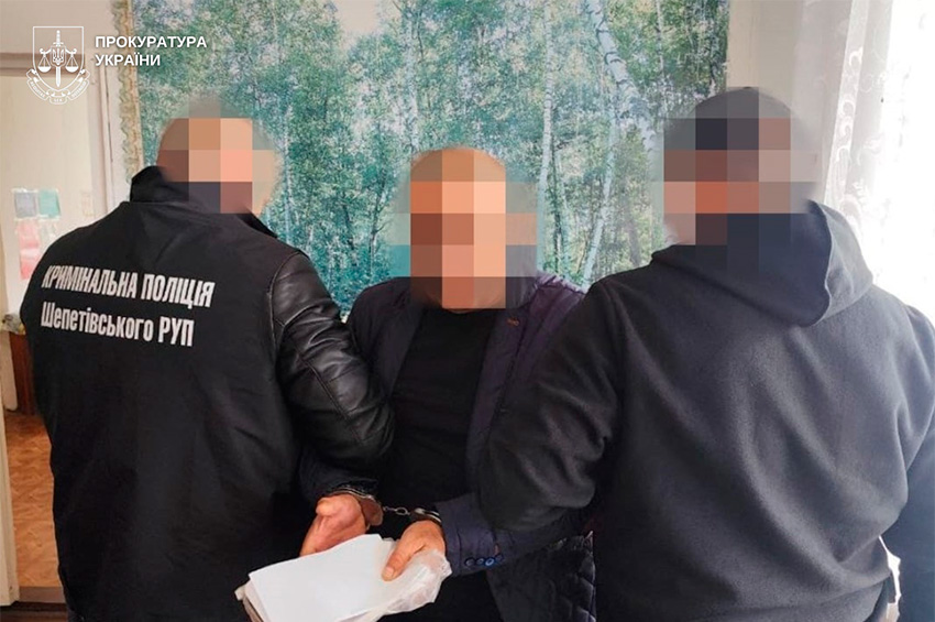 Вимагав продати майно та «поділитися» заробітком: жителю Хмельницького району повідомлено про підозру