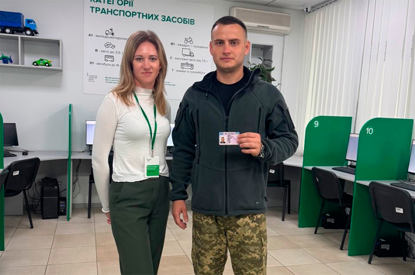 Ветеран ЗСУ, який пройшов полон, отримав перше водійське посвідчення у Хмельницькому