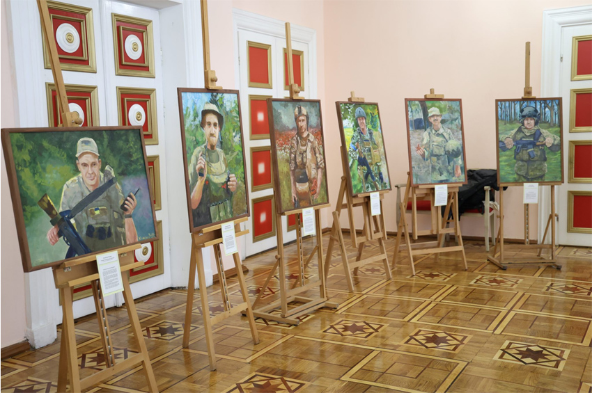 У Хмельницькому відкрили виставку «Слава Героям! Хмельниччина», присвячену пам’яті українських воїнів
