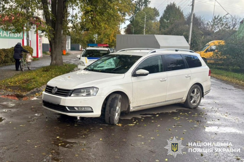 У Красилові автомобіль покотився та наїхав на пенсіонерку