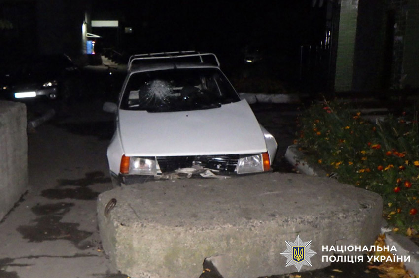 У Деражні двоє чоловіків викрали авто, розбили його й утекли