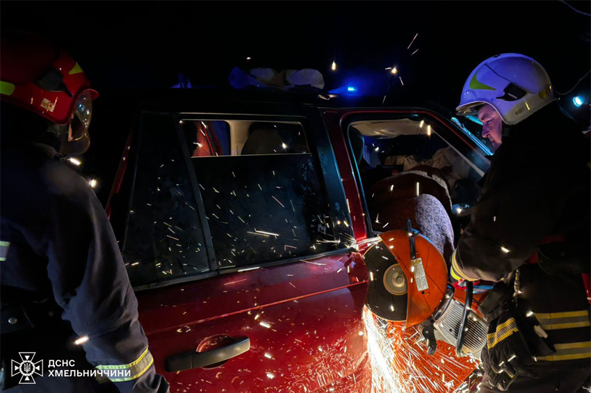 У Дашківцях водій Range Rover врізався в дерево: двох неповнолітніх госпіталізовано