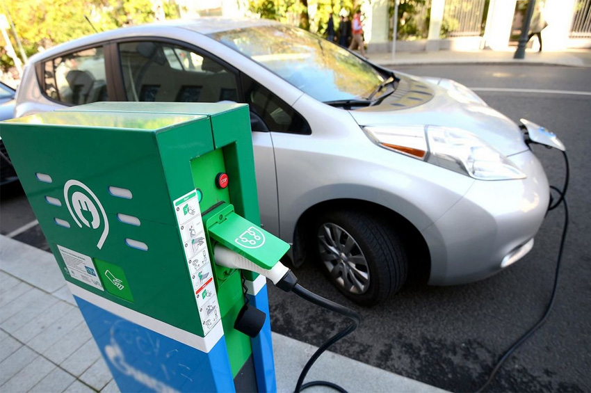 Українці знову платитимуть податки за електромобілі: уряд не продовжив пільги на розмитнення