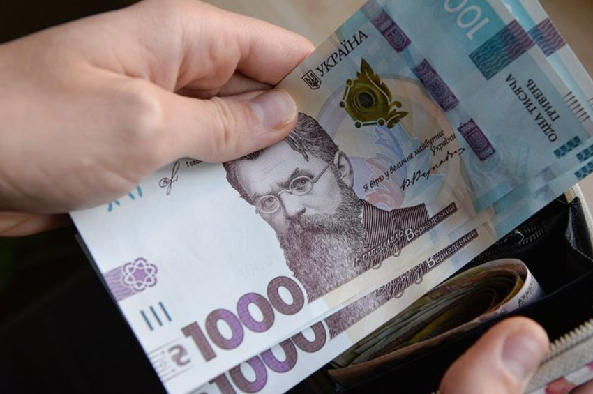 Грошова допомога і безкоштовні поїздки залізницею: які програми готує влада, і чи є на них кошти?