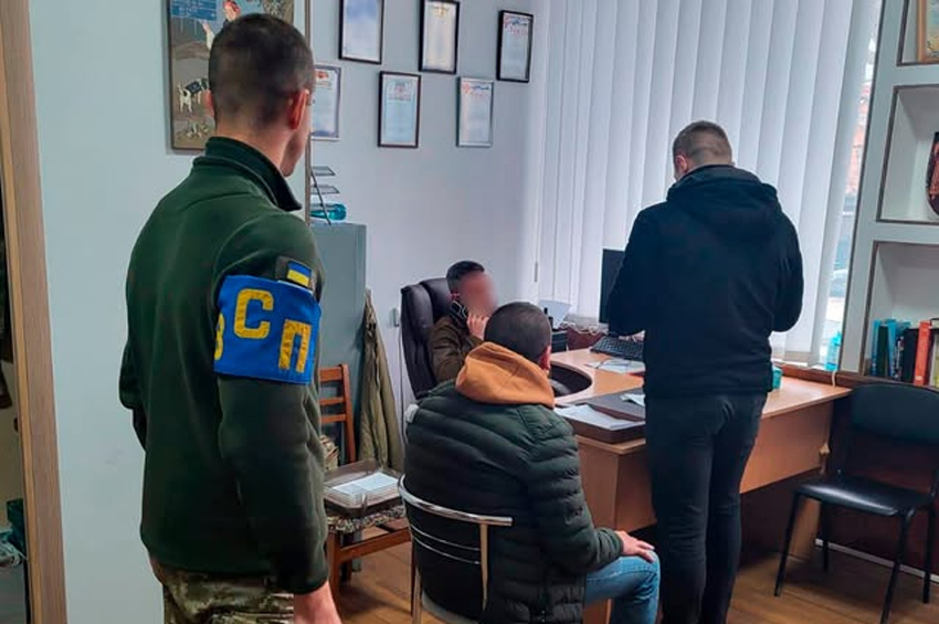 Військовослужбовця затримано за спробу дати хабар офіцеру ВСП на Хмельниччині