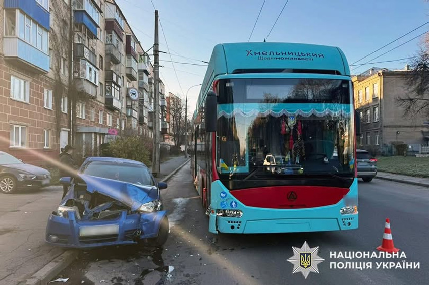У Хмельницькому зіткнулися легковик і тролейбус: постраждала пасажирка