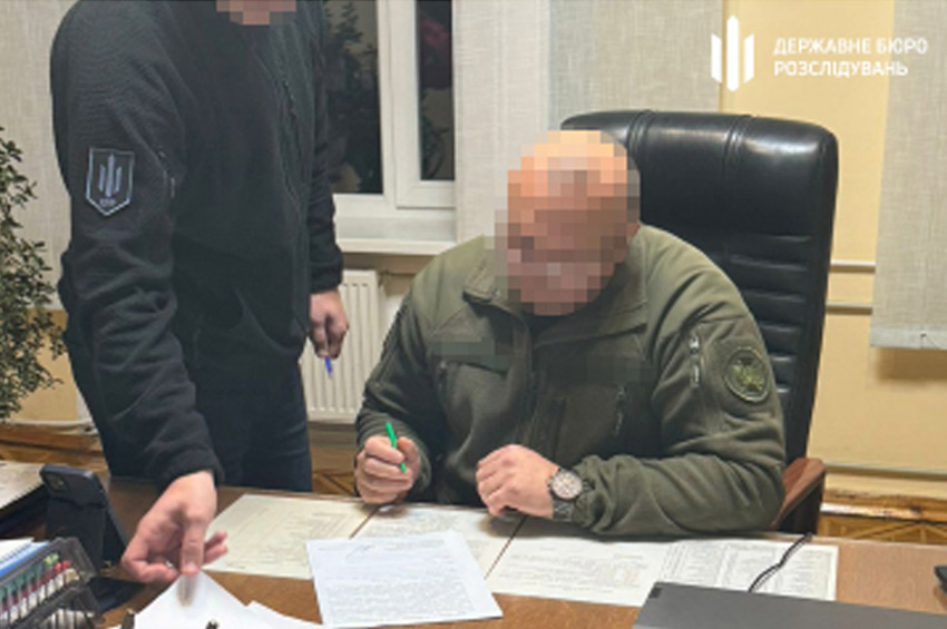 Вимагав «відкат» за контракт: керівника держпідприємства затримано під час отримання хабаря