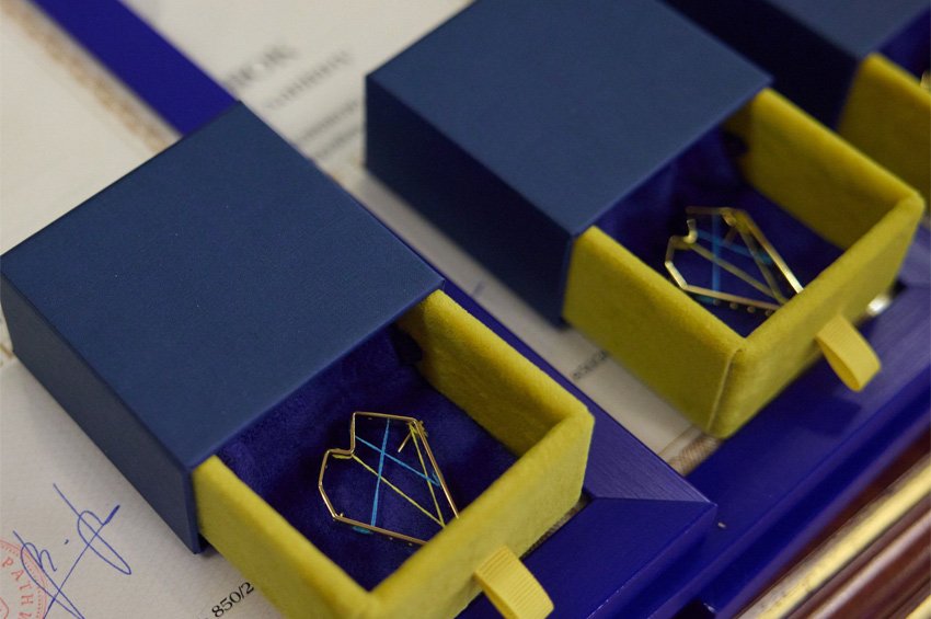 Володимир Зеленський нагородив волонтерів Хмельниччини відзнакою «Золоте серце»