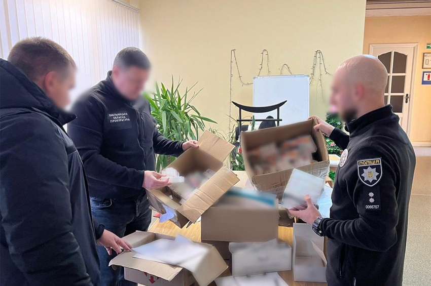 На Хмельниччині викрили злочинну групу, яка контрабандою ввозила та продавала ліки онлайн