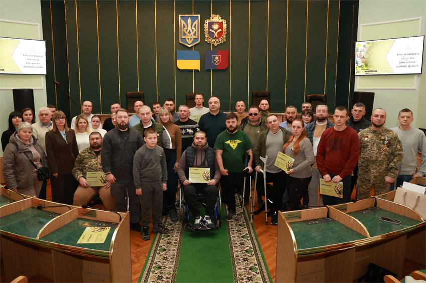 У Хмельницькому ветеранам і родинам загиблих захисників вручили сертифікати на житло