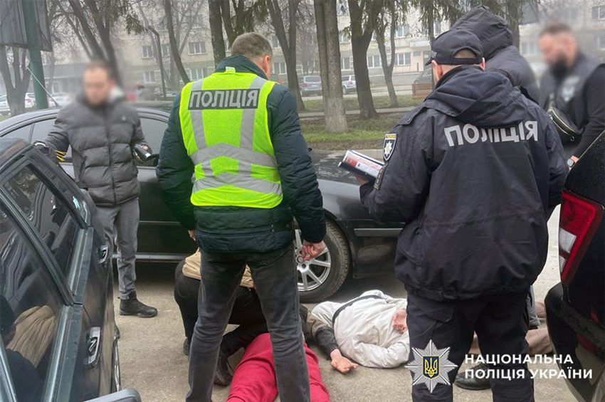 На Хмельниччині двоє 18-річних хлопців за гроші переправляла чоловіків призовного віку за кордон