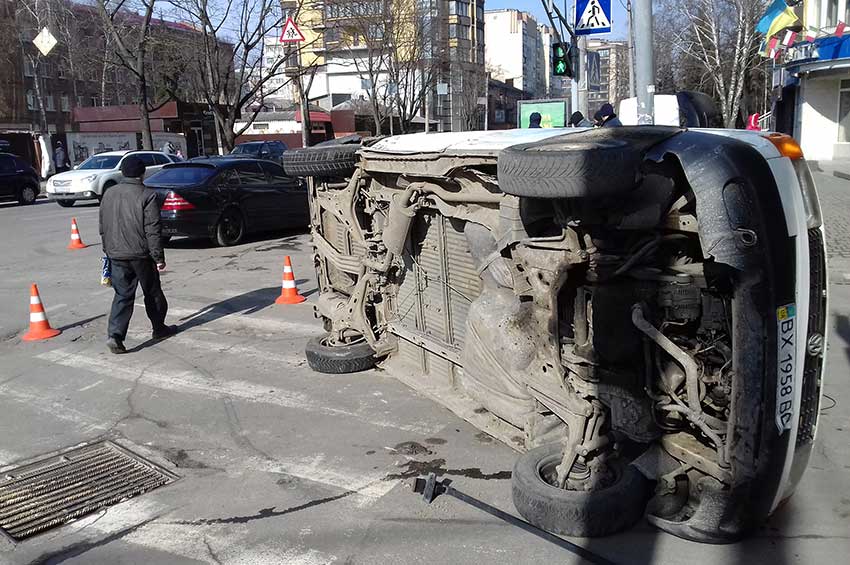 В центрі Хмельницького перекинулося таксі з пасажирами