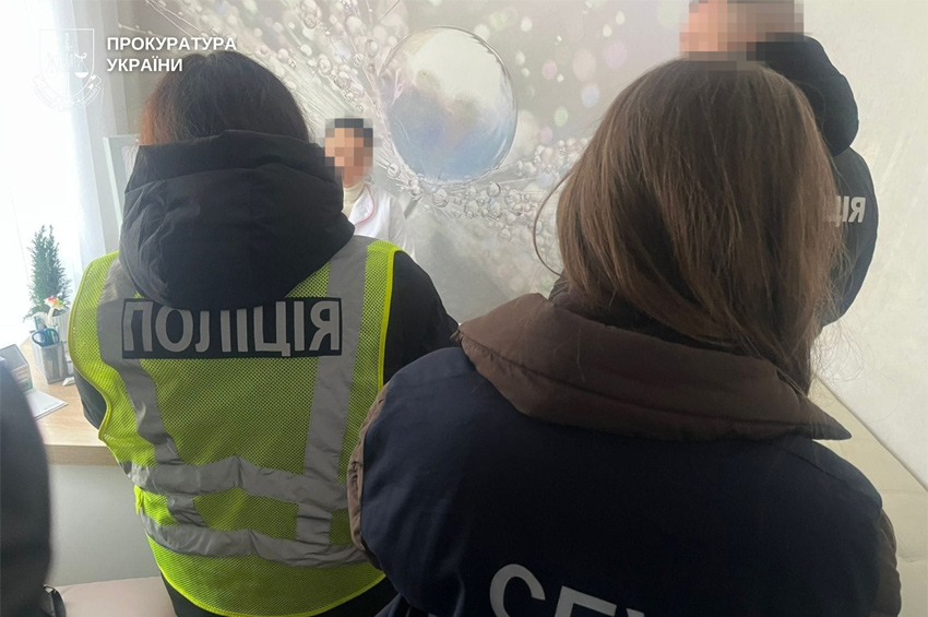 5 тисяч доларів за інвалідність: у Хмельницькому затримали лікарку-невролога