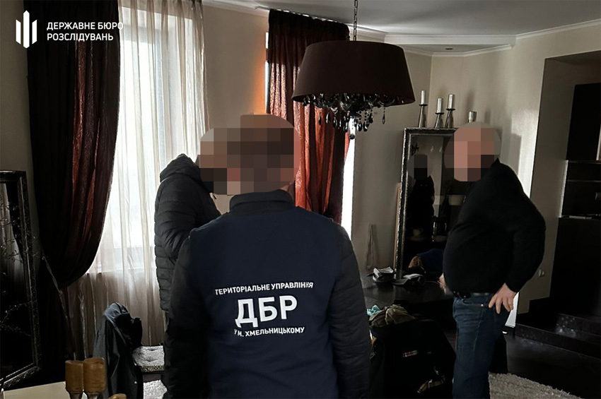 Екскерівник міграційної служби Хмельниччини не задекларував нерухомість і преміальні авто на 30 млн грн