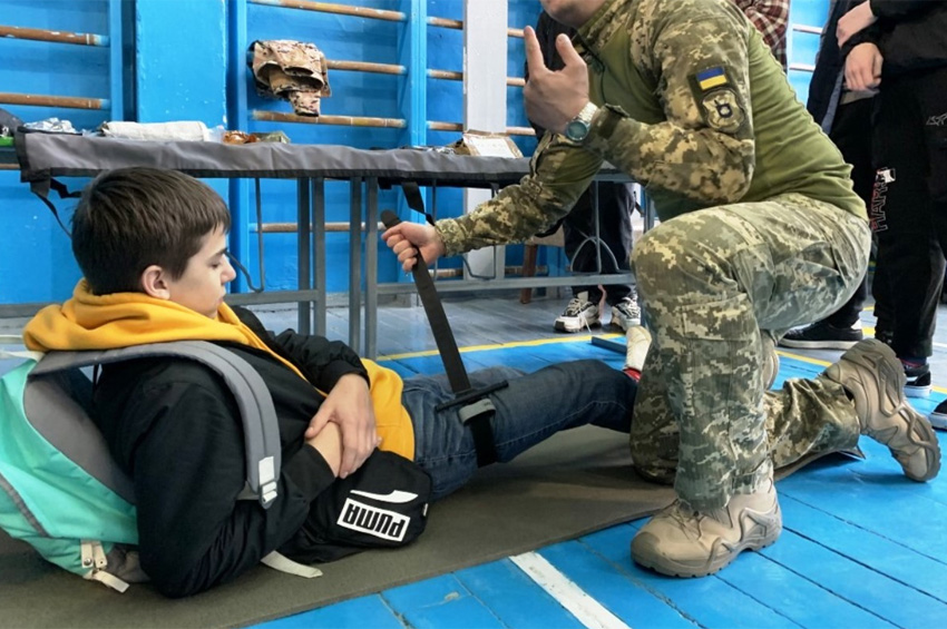 Новий курс «Захист України» для старшокласників: в українських школах навчатимуть практичним навичкам виживання