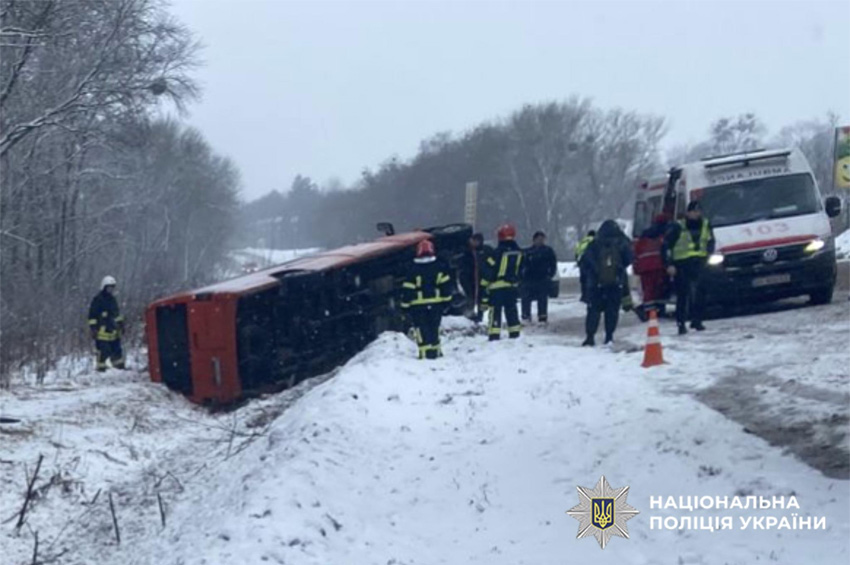 На Старокостянтинівщині перекинувся пасажирський мікроавтобус: поліція з’ясовує обставини